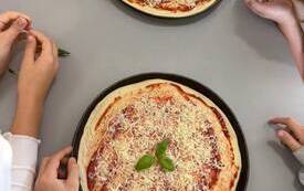 klasy III w ZZO i warsztaty w Pizzerii Bazylia.jpeg