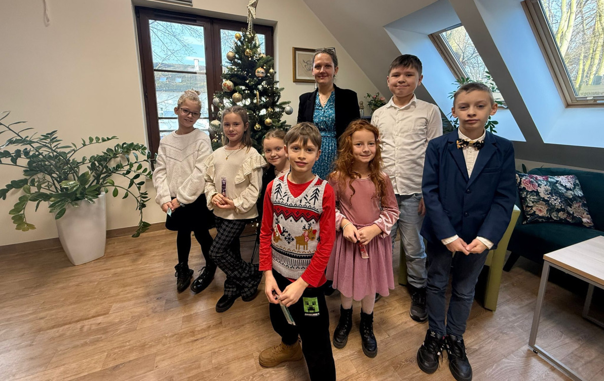 grupa dzieci w hospicjum