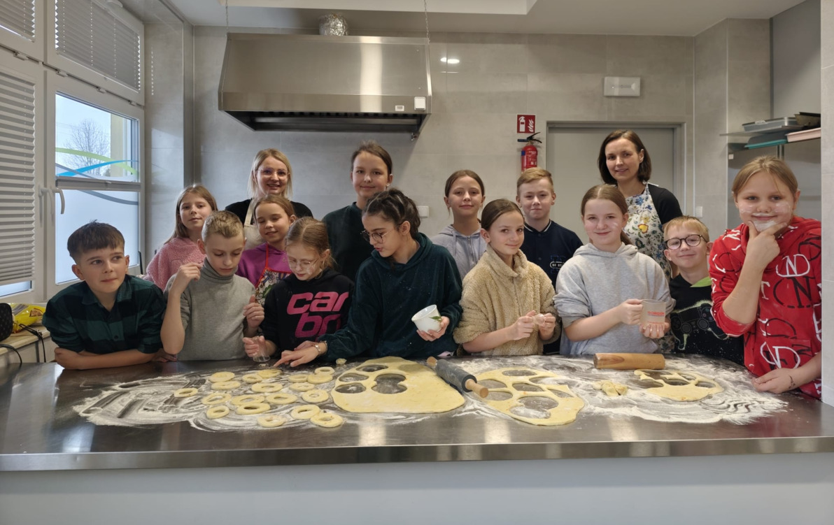 grupa dzieci z paniami