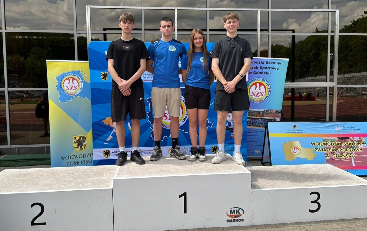 grupa uczniów na podium
