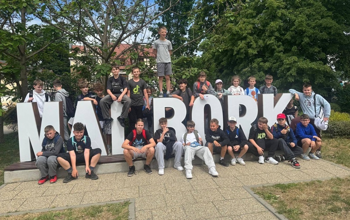 grupa uczniów przy napisie Malbork