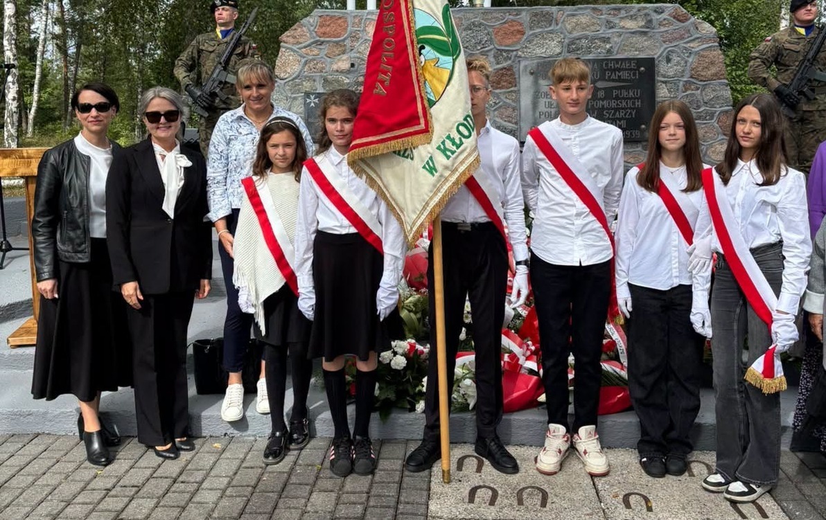 uczniowie przy pomniku