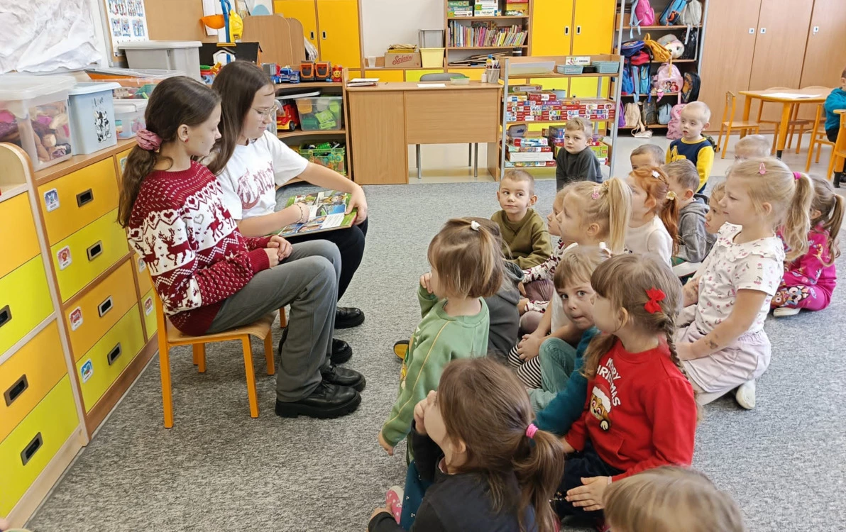 Zdjęcie do "Poczytaj mi, starsza koleżanko, starszy kolego"