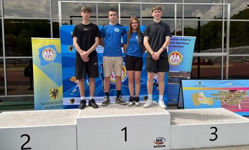 grupa uczniów na podium