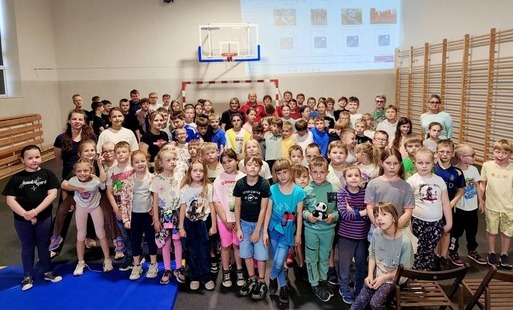 grupa uczniów z panem Mateuszem