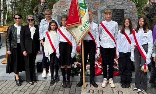 uczniowie przy pomniku