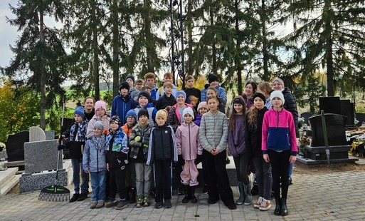 sprzątanie cmentarza w Krojantach